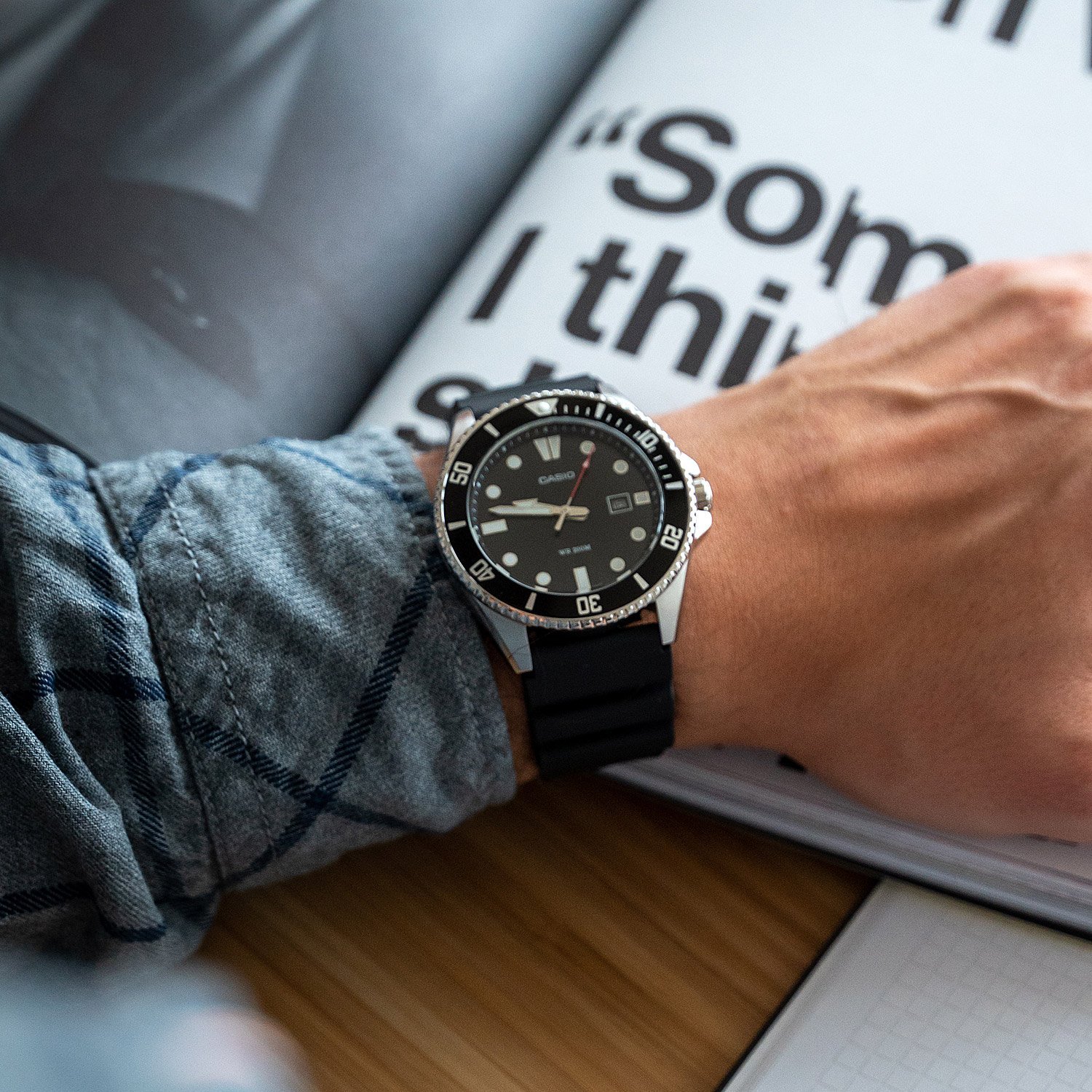 CASIO MDV-107-1A1VEF side